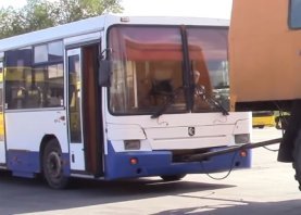 Процесс буксировки автобуса на жесткой сцепке