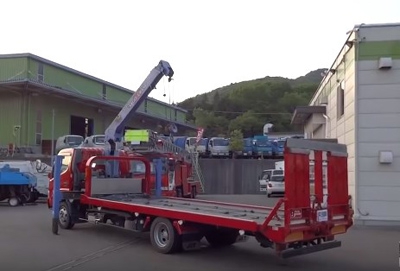 Красный эвакуатор-манипулятор в Киселевске