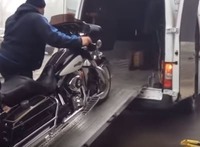 Процесс погрузки мотоцикла в кузов фургона-эвакуатора