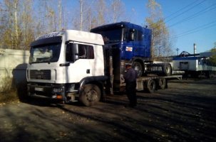 Процесс эвакуации грузовика из кювета
